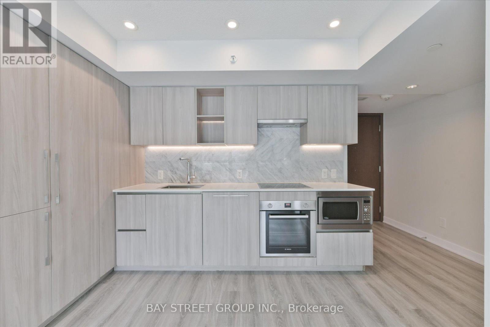 #903 17 BATHURST STREET - 11