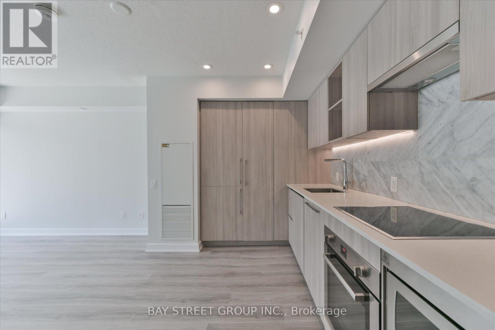 #903 17 BATHURST STREET - 10