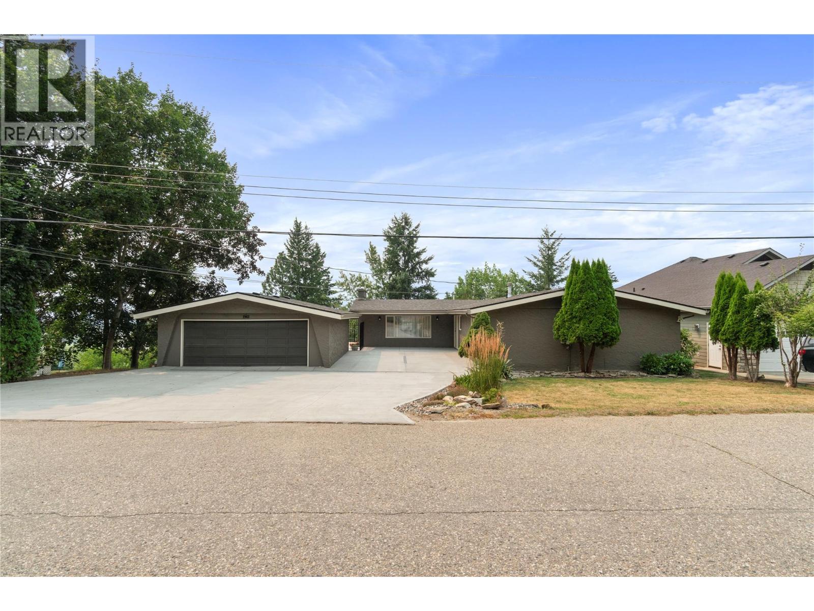 1961 16 Street NE - 1