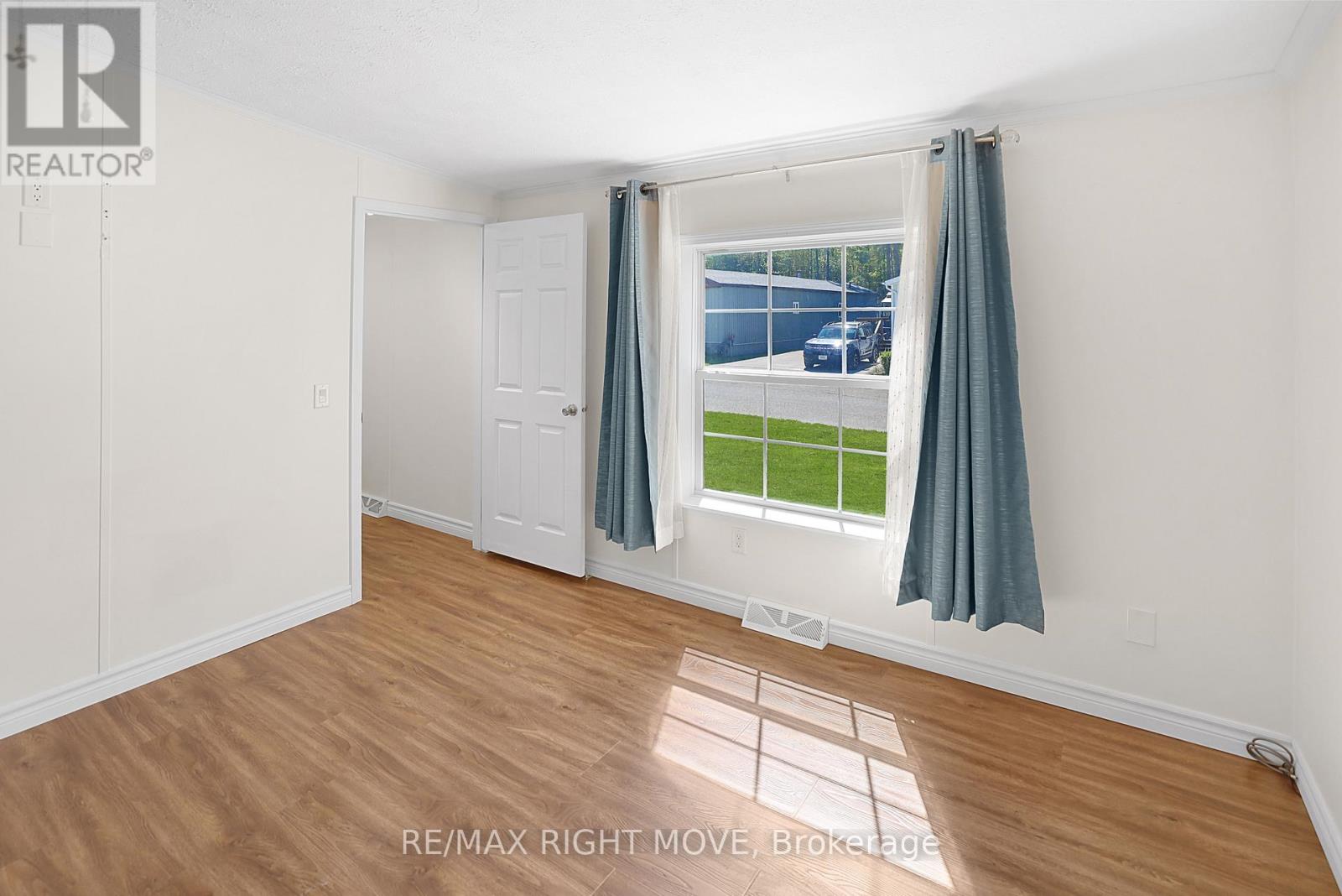 4041 ASH CRESCENT - 12
