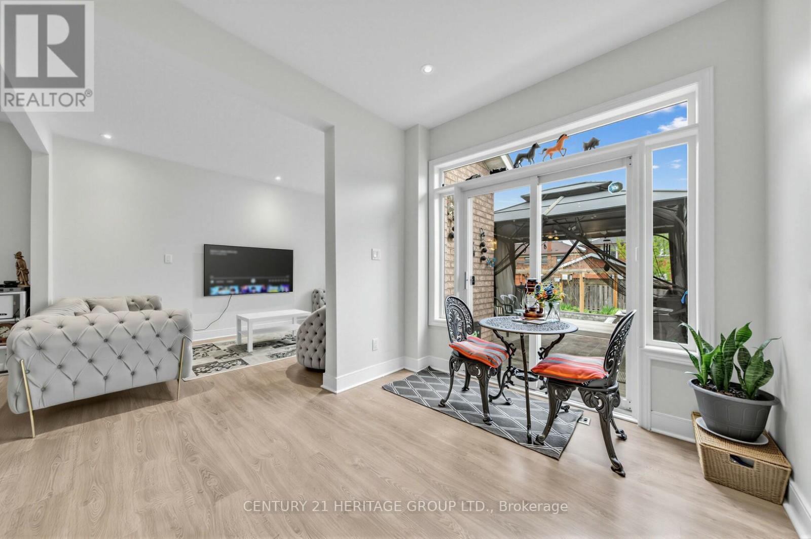 2621A KEELE STREET - 16