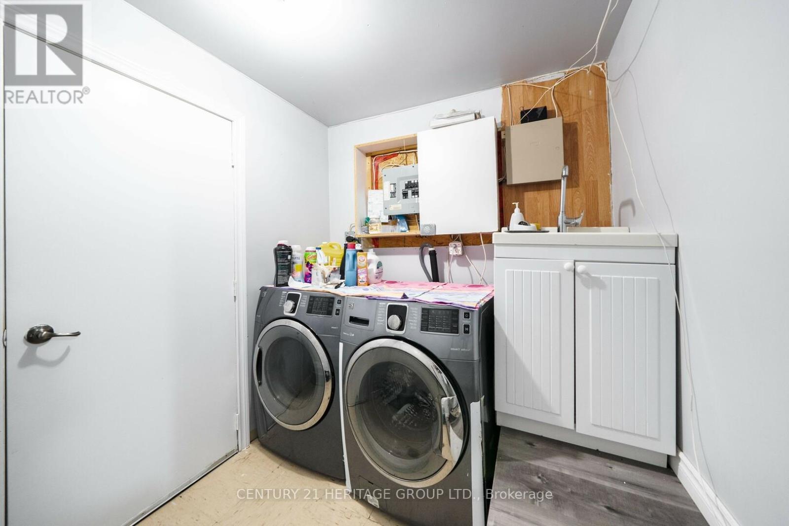 2621A KEELE STREET - 30