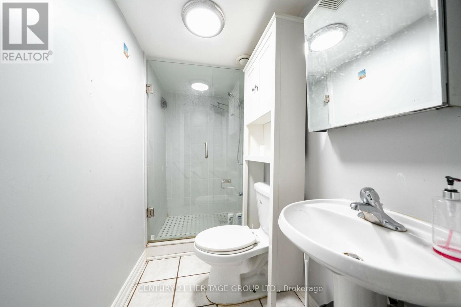 2621A KEELE STREET - 32