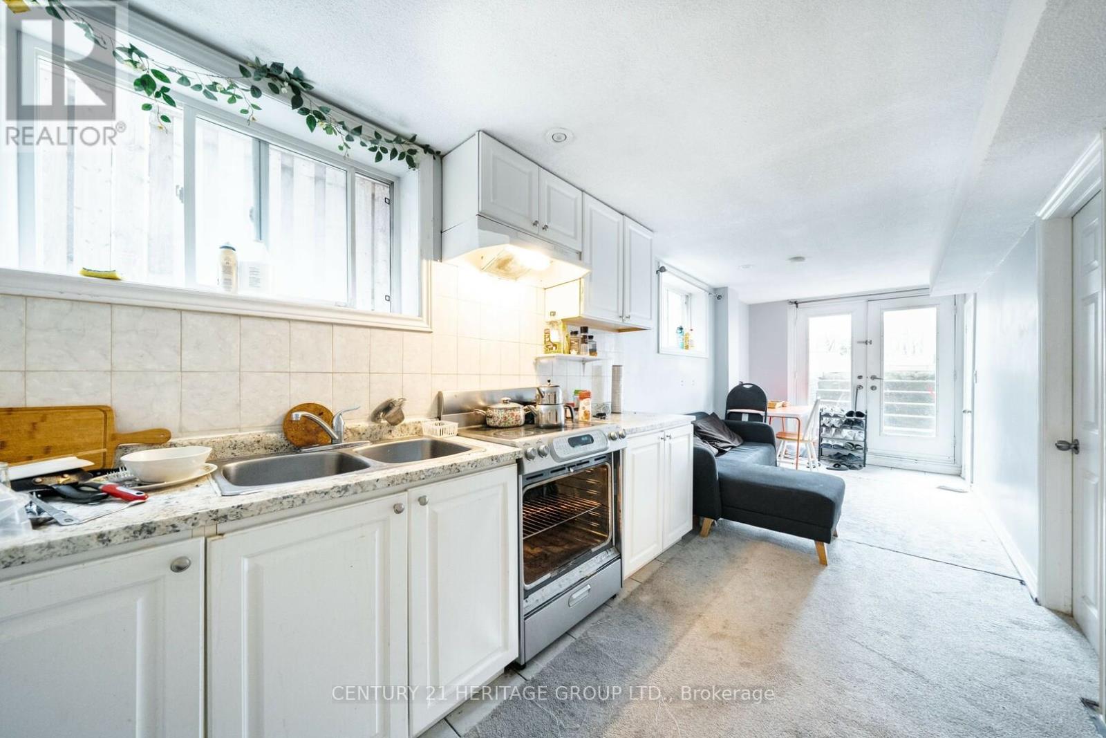 2621A KEELE STREET - 35
