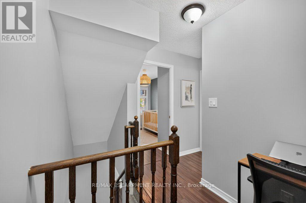 #135 25 TURNTABLE CRESCENT - Image 25
