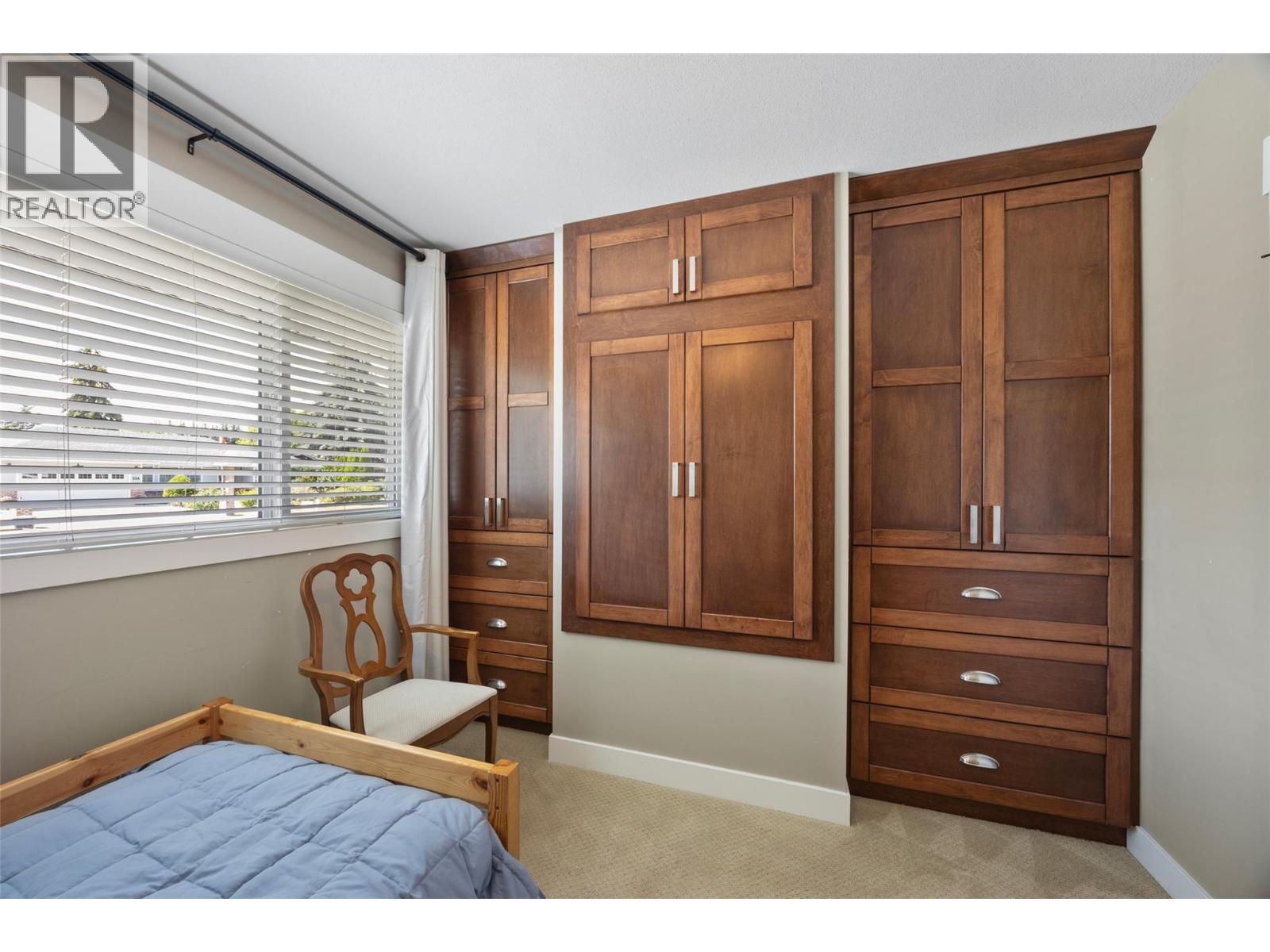 329 & 331 Lakeshore Drive - 24