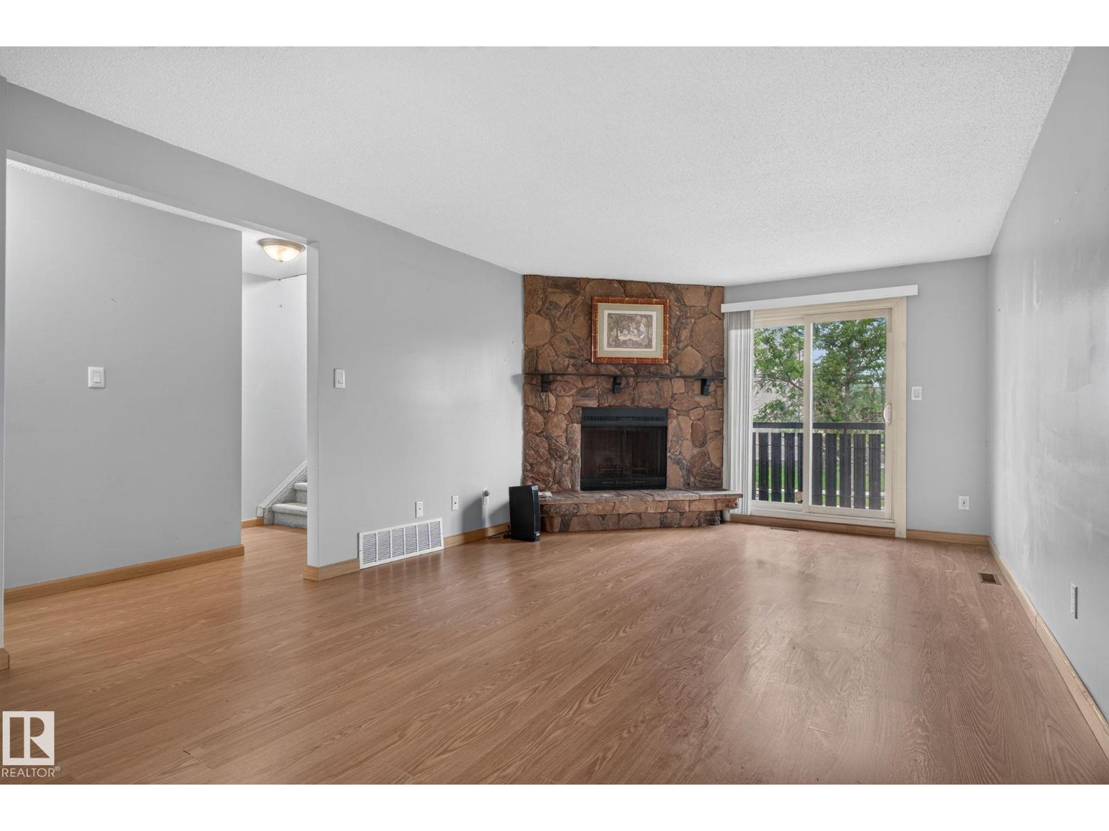 10644 158 AV NW - 10