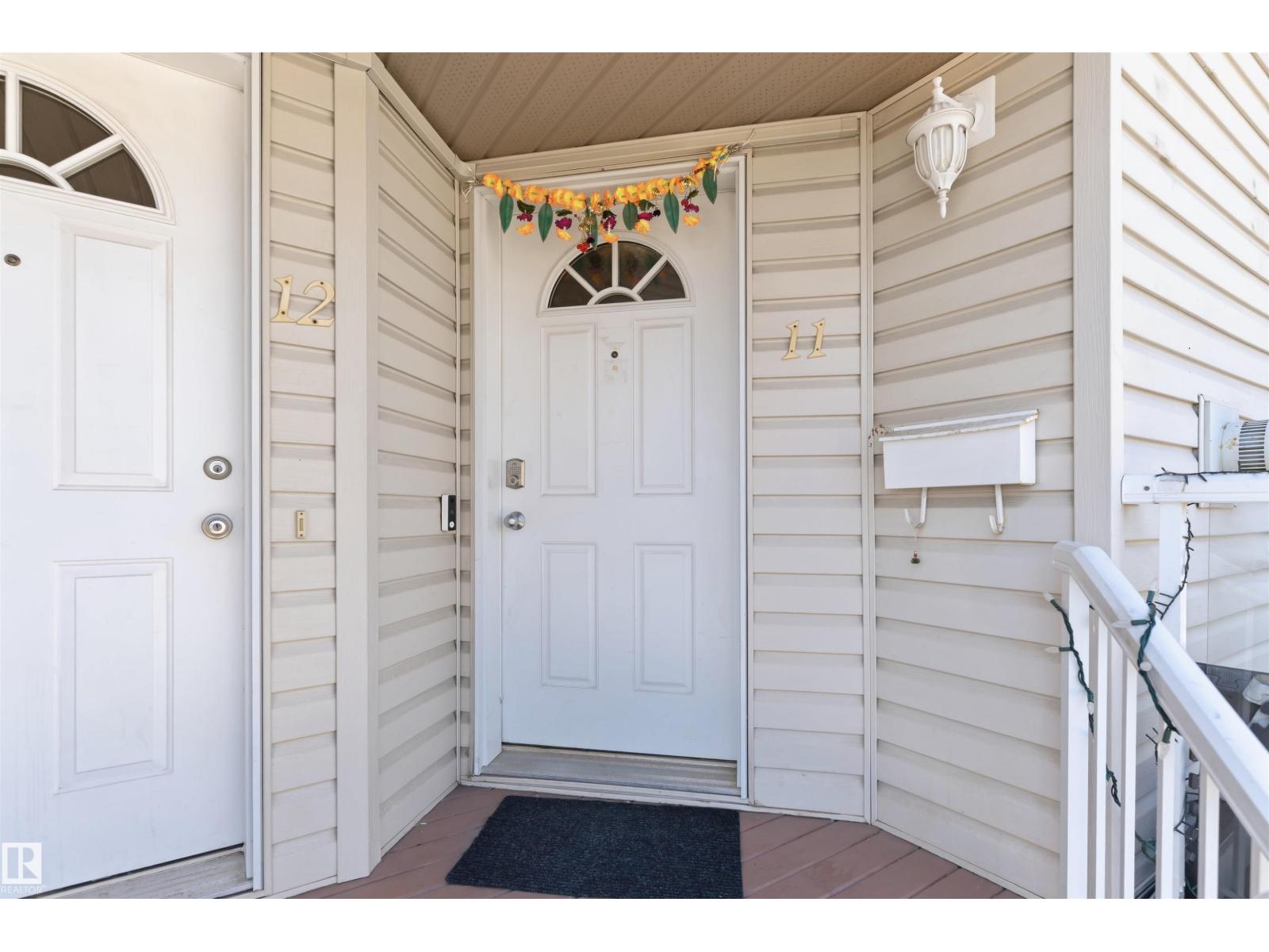 #11 2505 42 ST NW - 33
