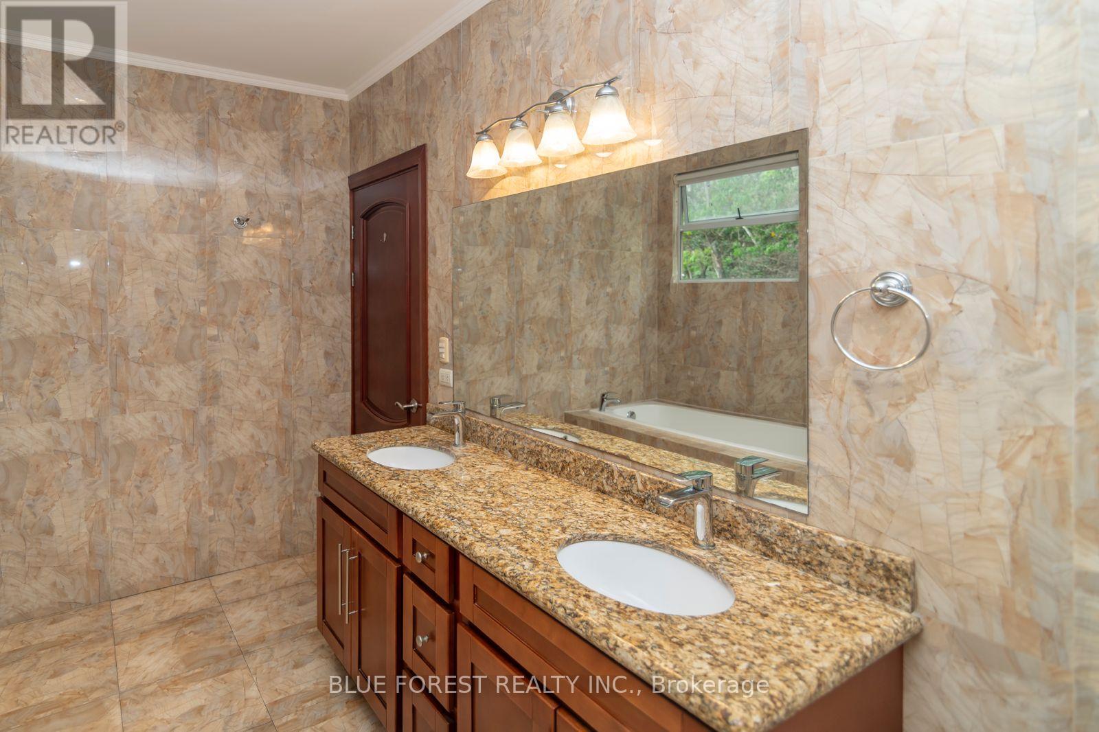 #441 123 PLAZA ROSE STREET - Image 12