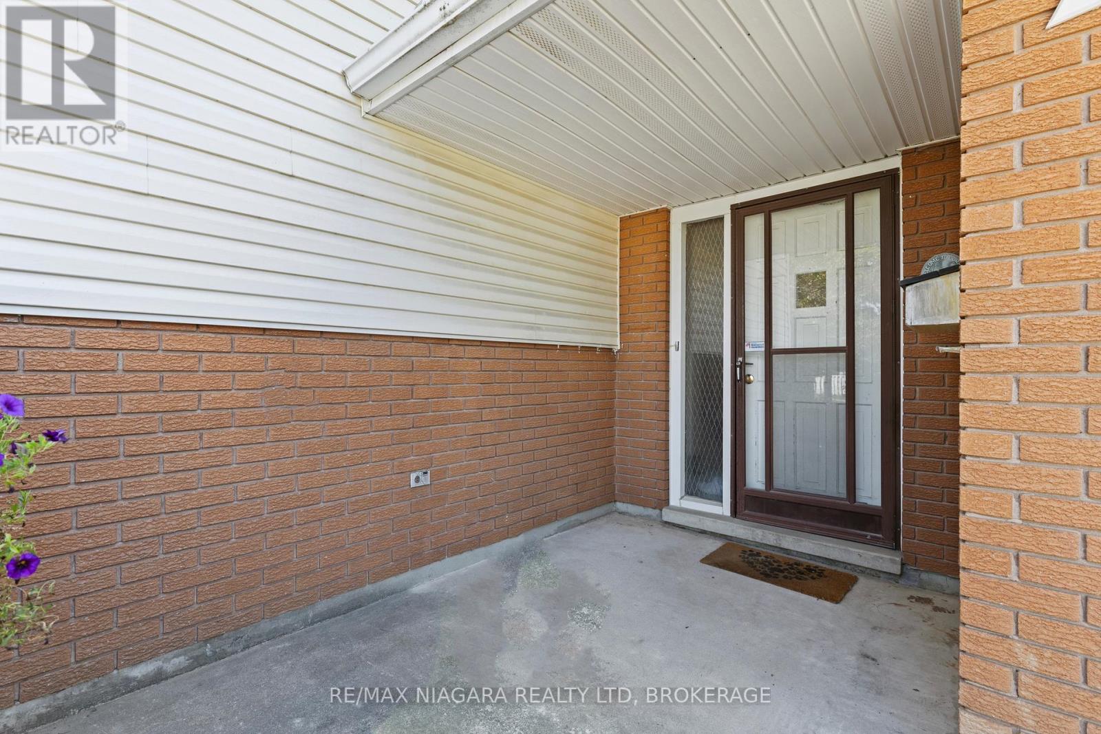 74 WESTWOOD CRESCENT - 4