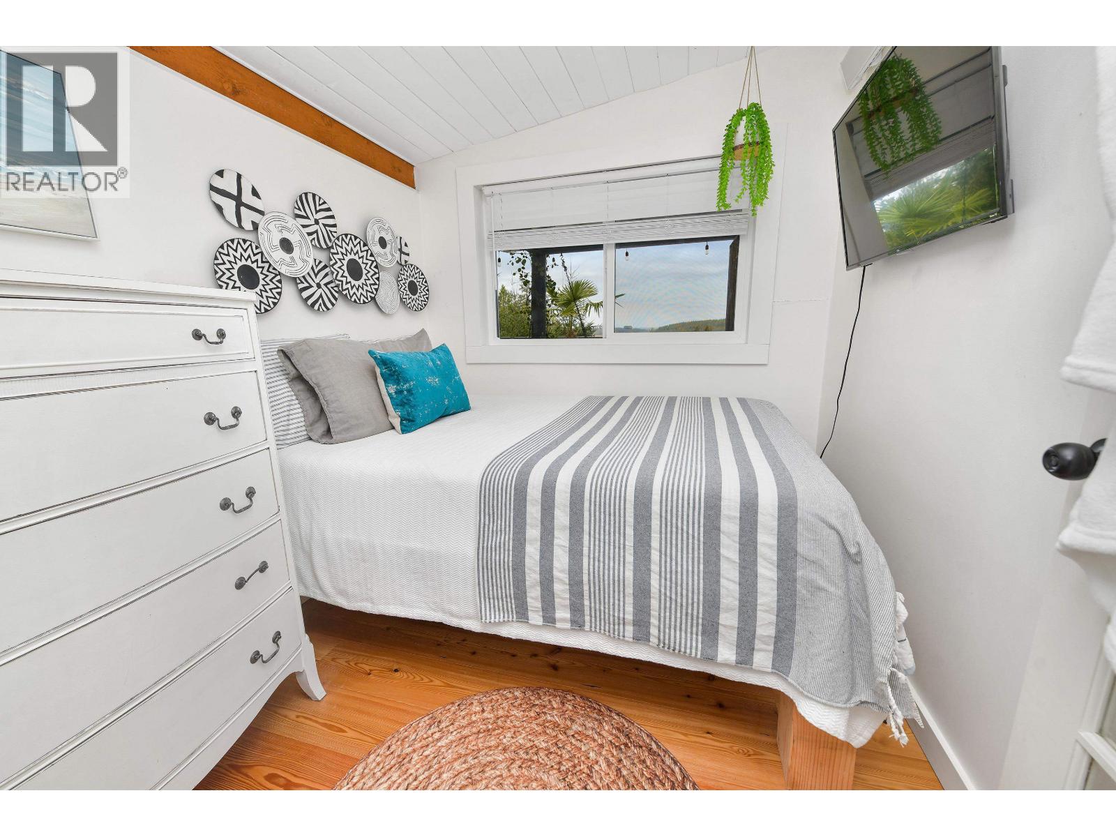 430 MCKERCHER ROAD, Mayne Island