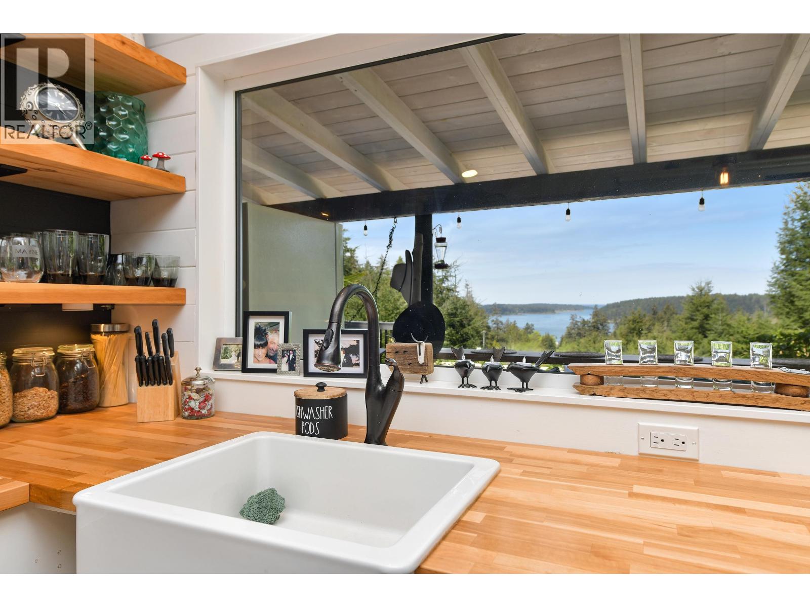 430 MCKERCHER ROAD, Mayne Island