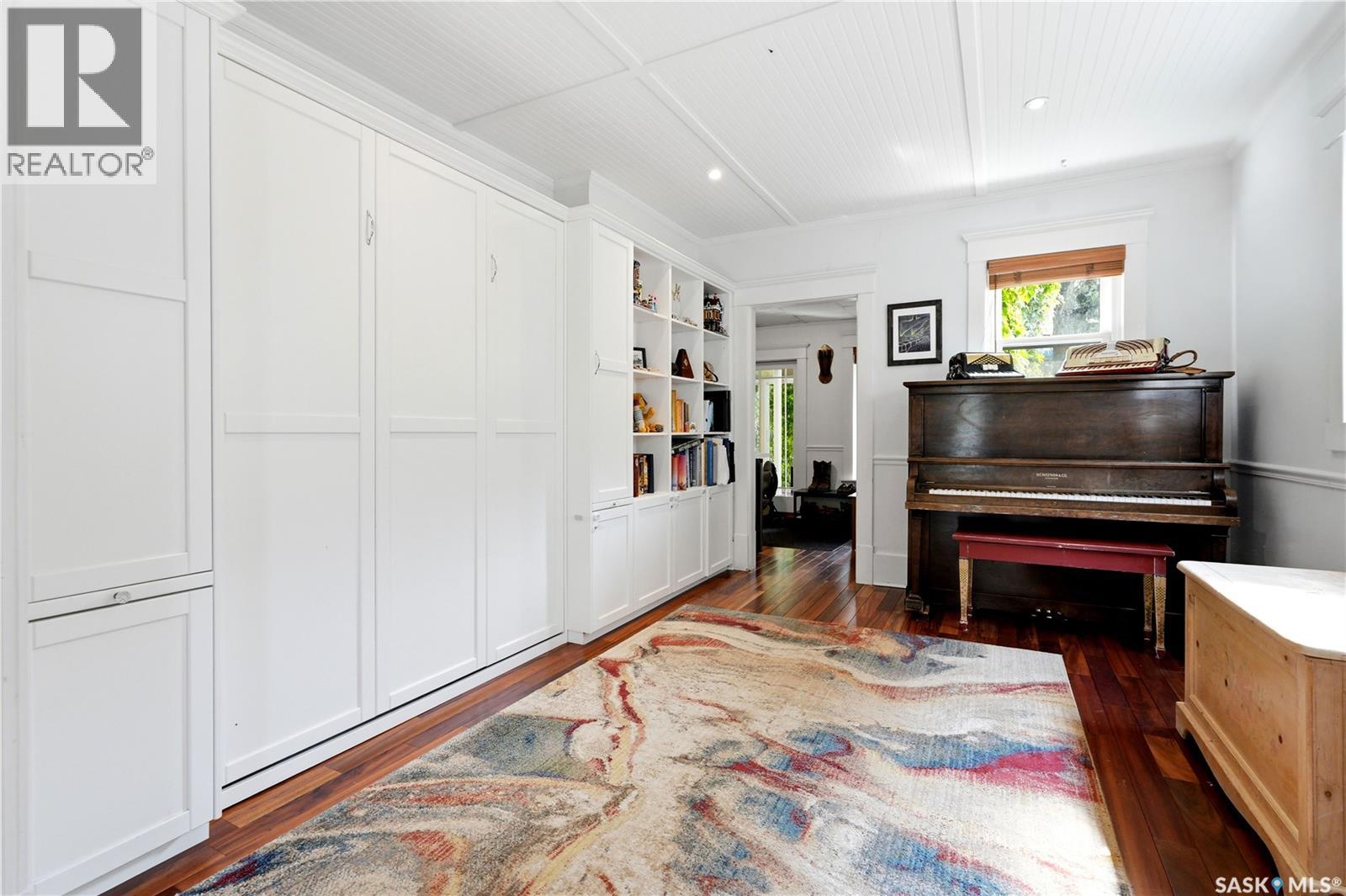 518 10th STREET E - Image 13
