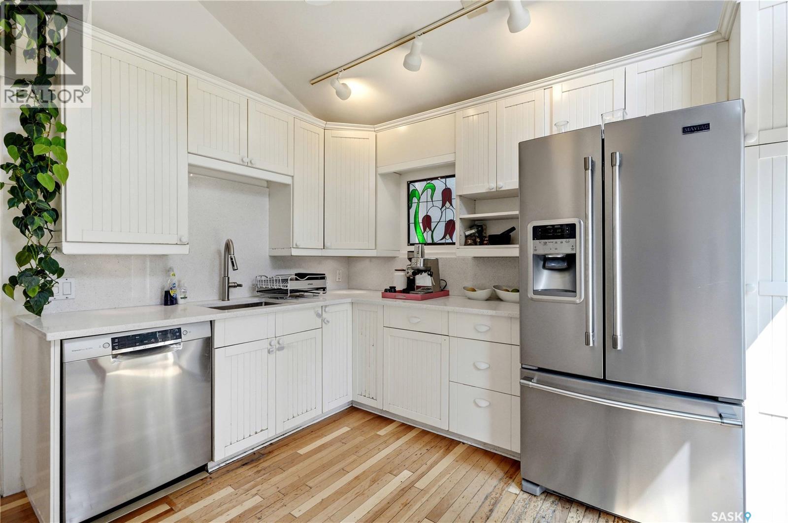 518 10th STREET E - Image 30