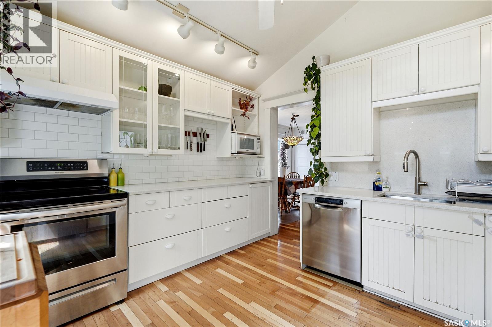 518 10th STREET E - Image 31