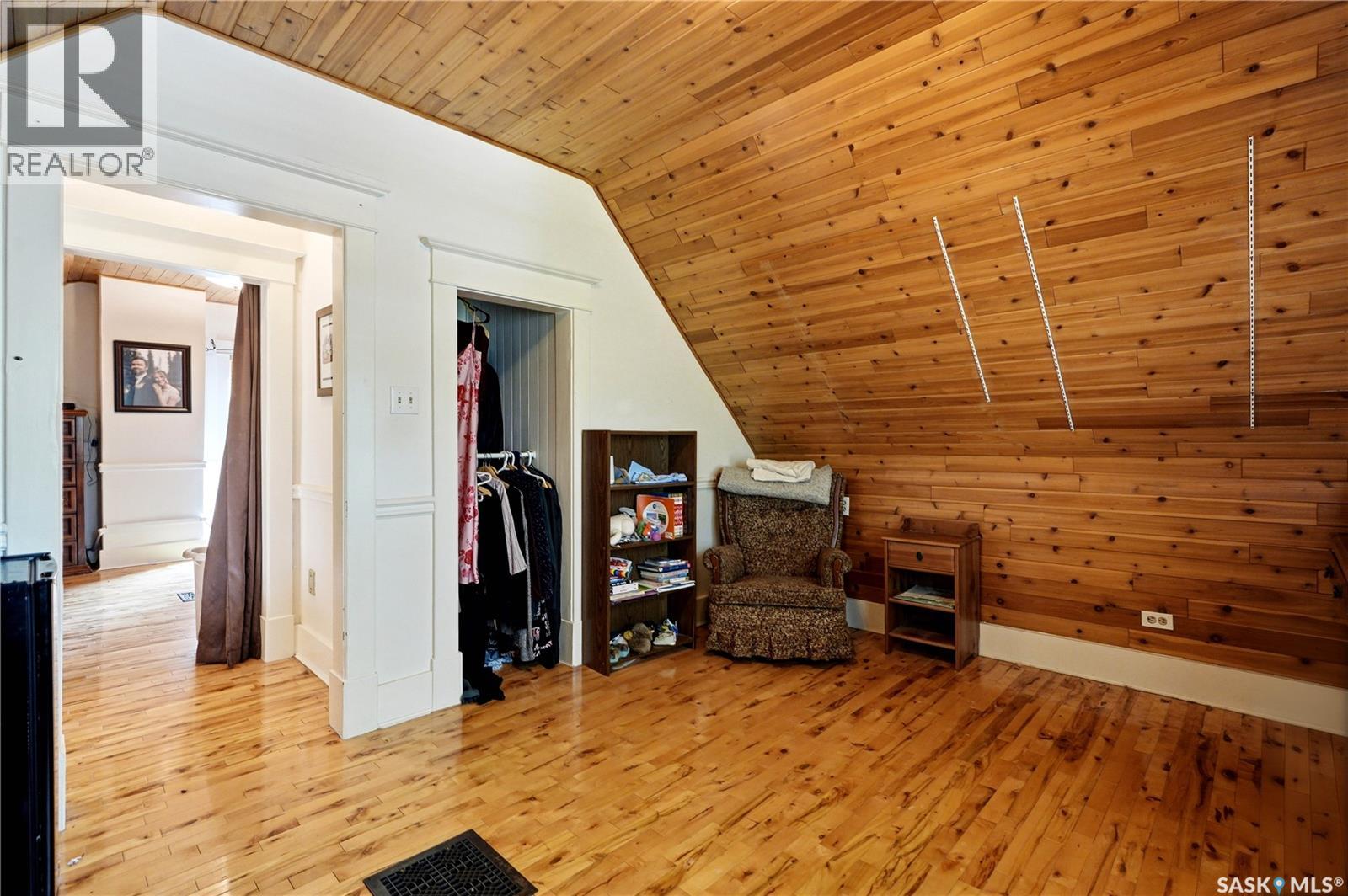 518 10th STREET E - Image 42