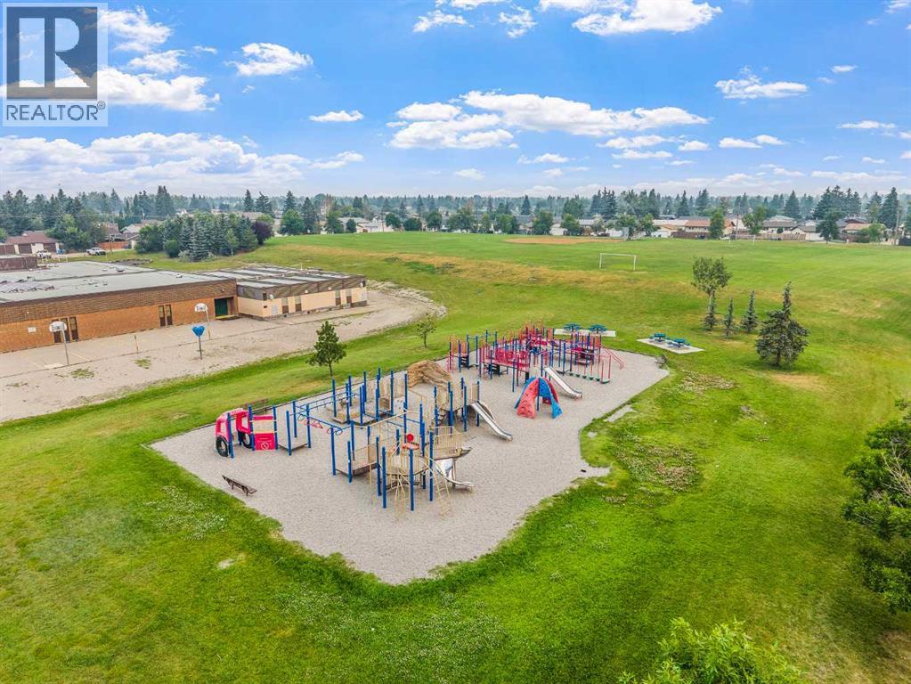 227 Manora Crescent NE - 40