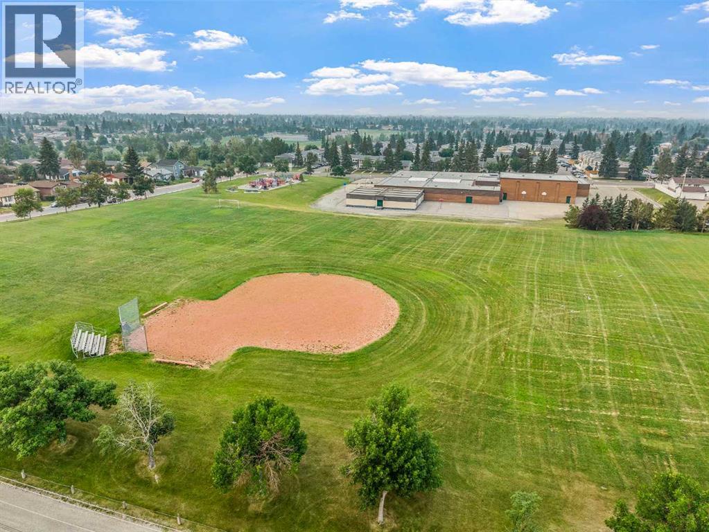 227 Manora Crescent NE - 37