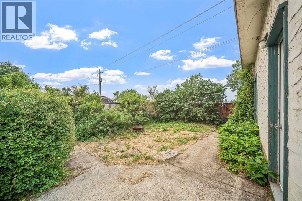 227 Manora Crescent NE - 31