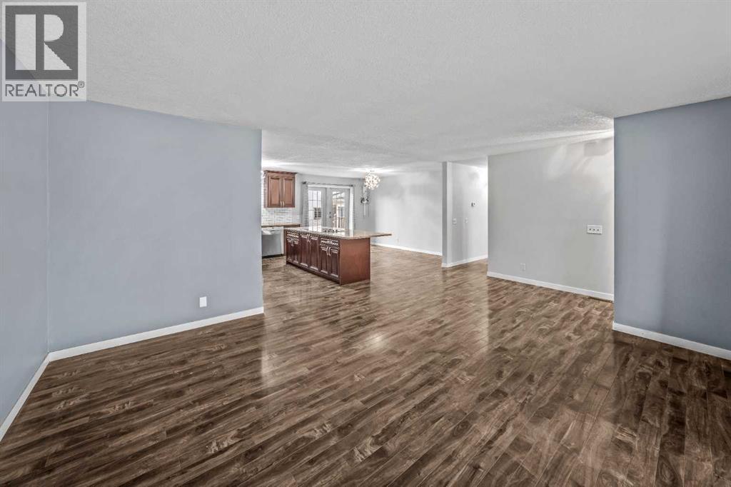 227 Manora Crescent NE - 16