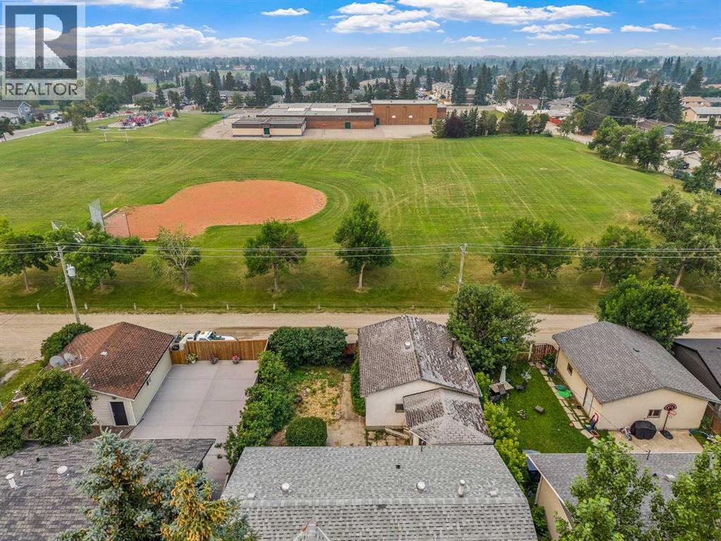 227 Manora Crescent NE - 36