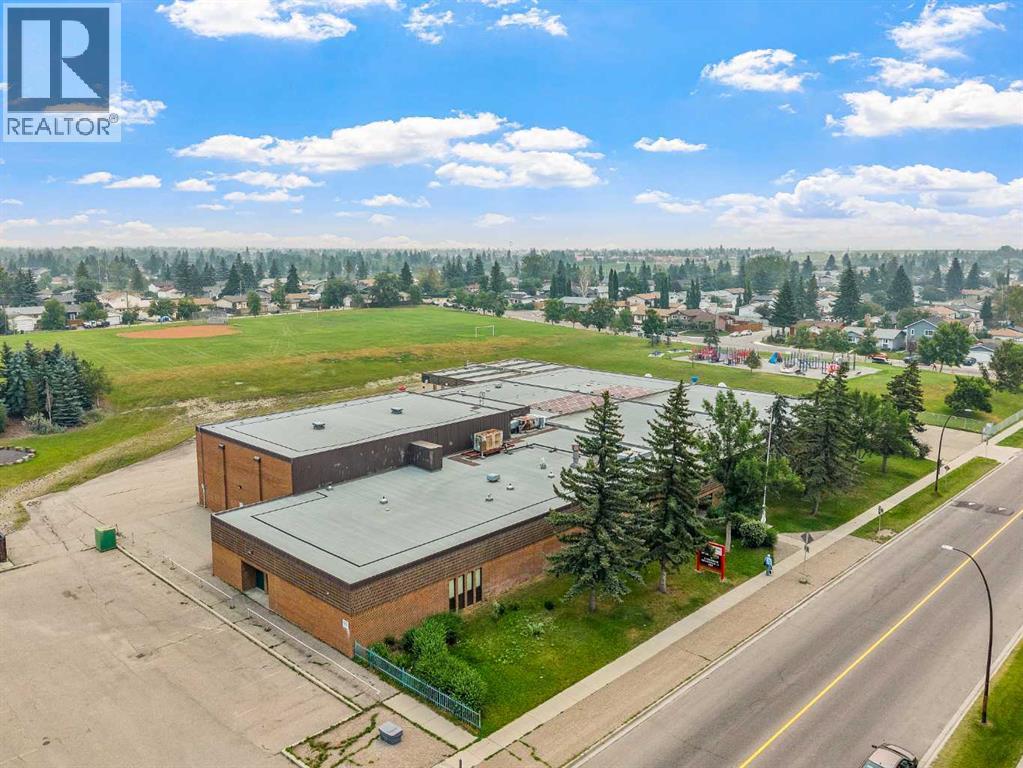 227 Manora Crescent NE - 38