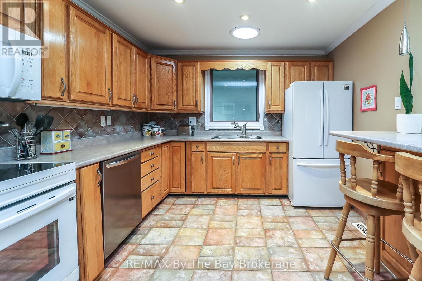 116 STROUD CRESCENT - Image 4