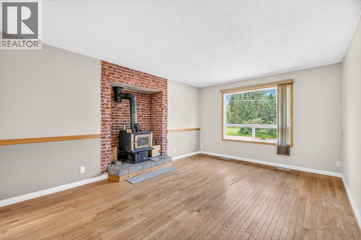 9878 Victoria Street - 10