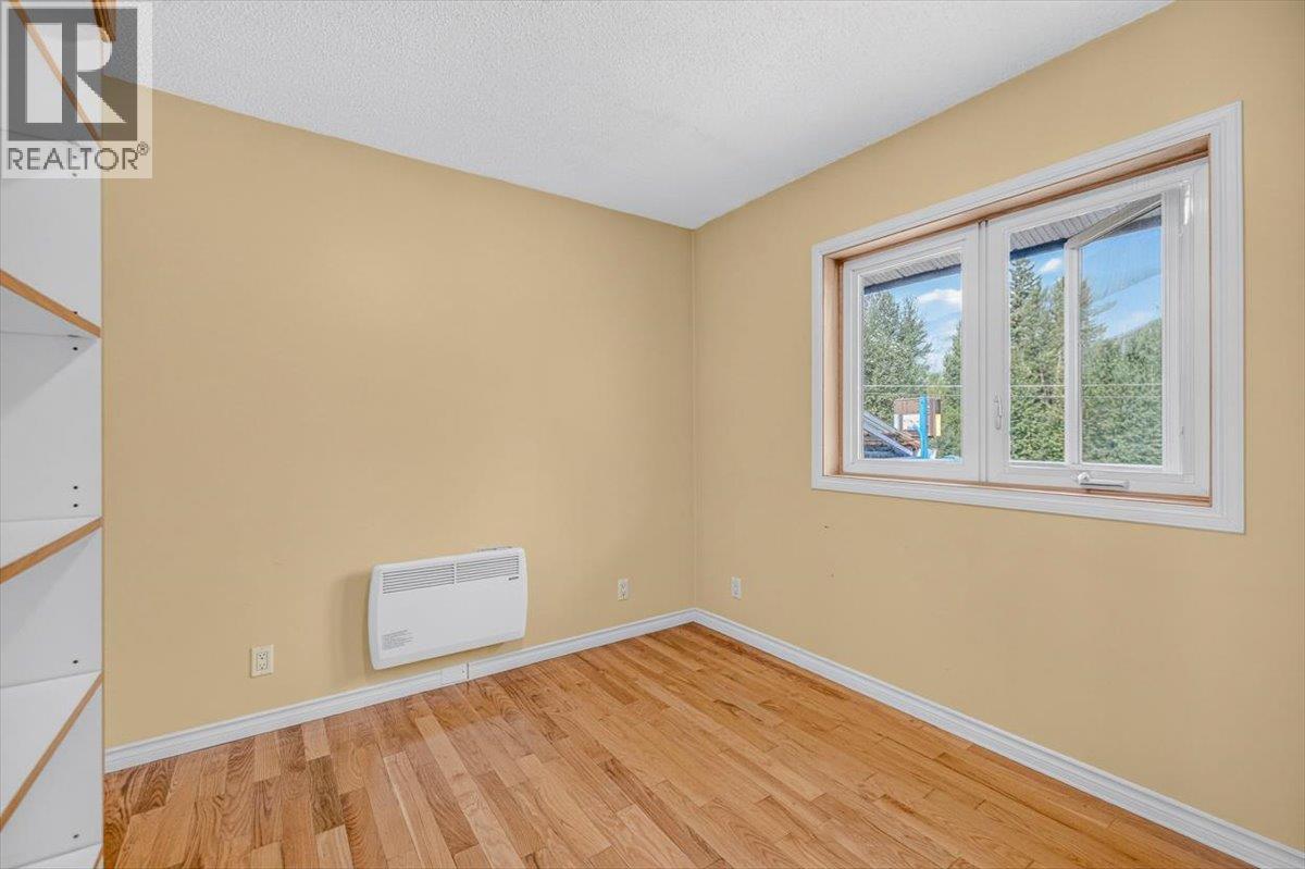 9878 Victoria Street - 40