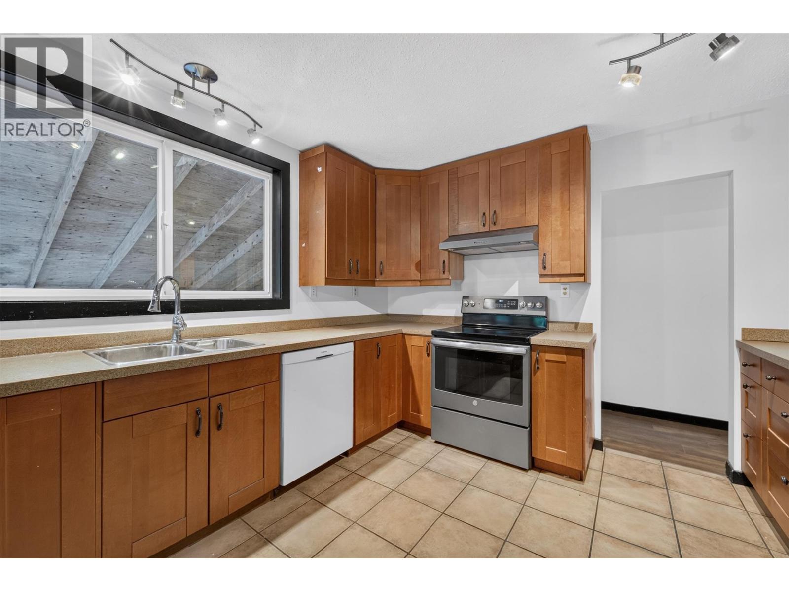 671 Old Town Road - 16