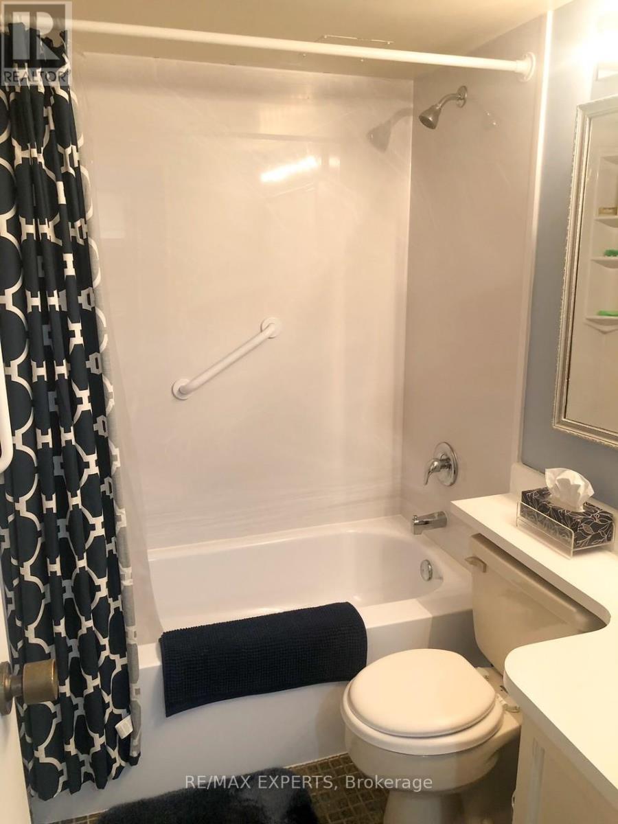#1013 33 HARBOUR SQUARE - 11