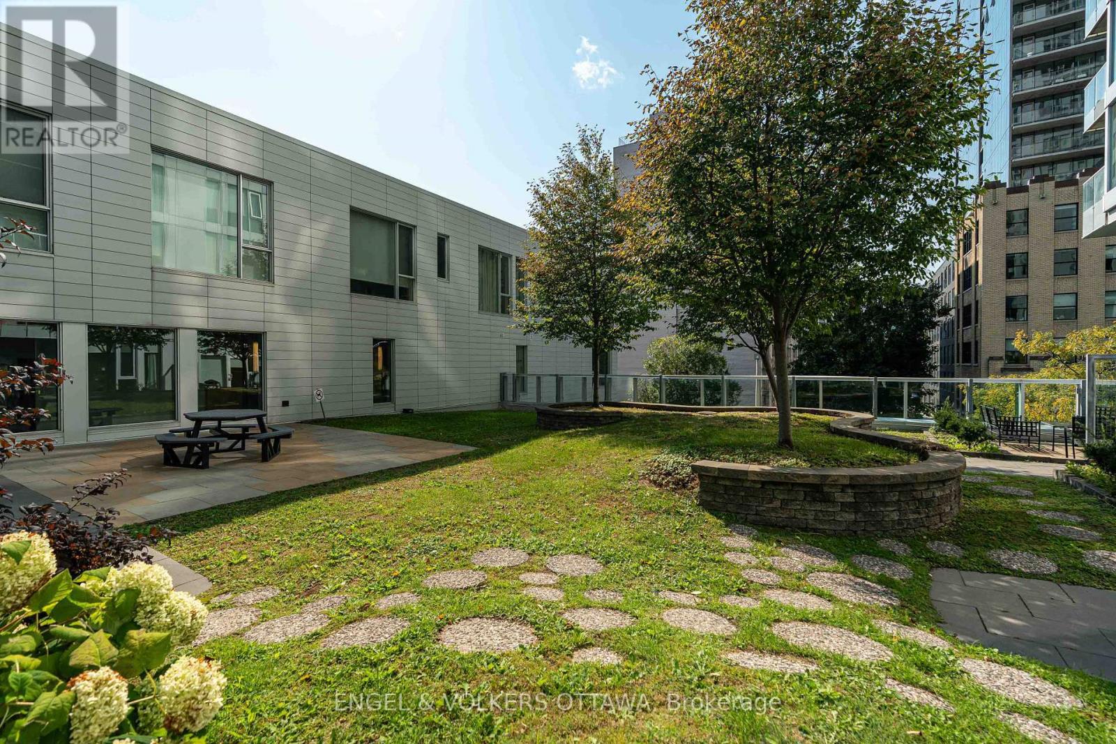 #218 197 LISGAR STREET - 34