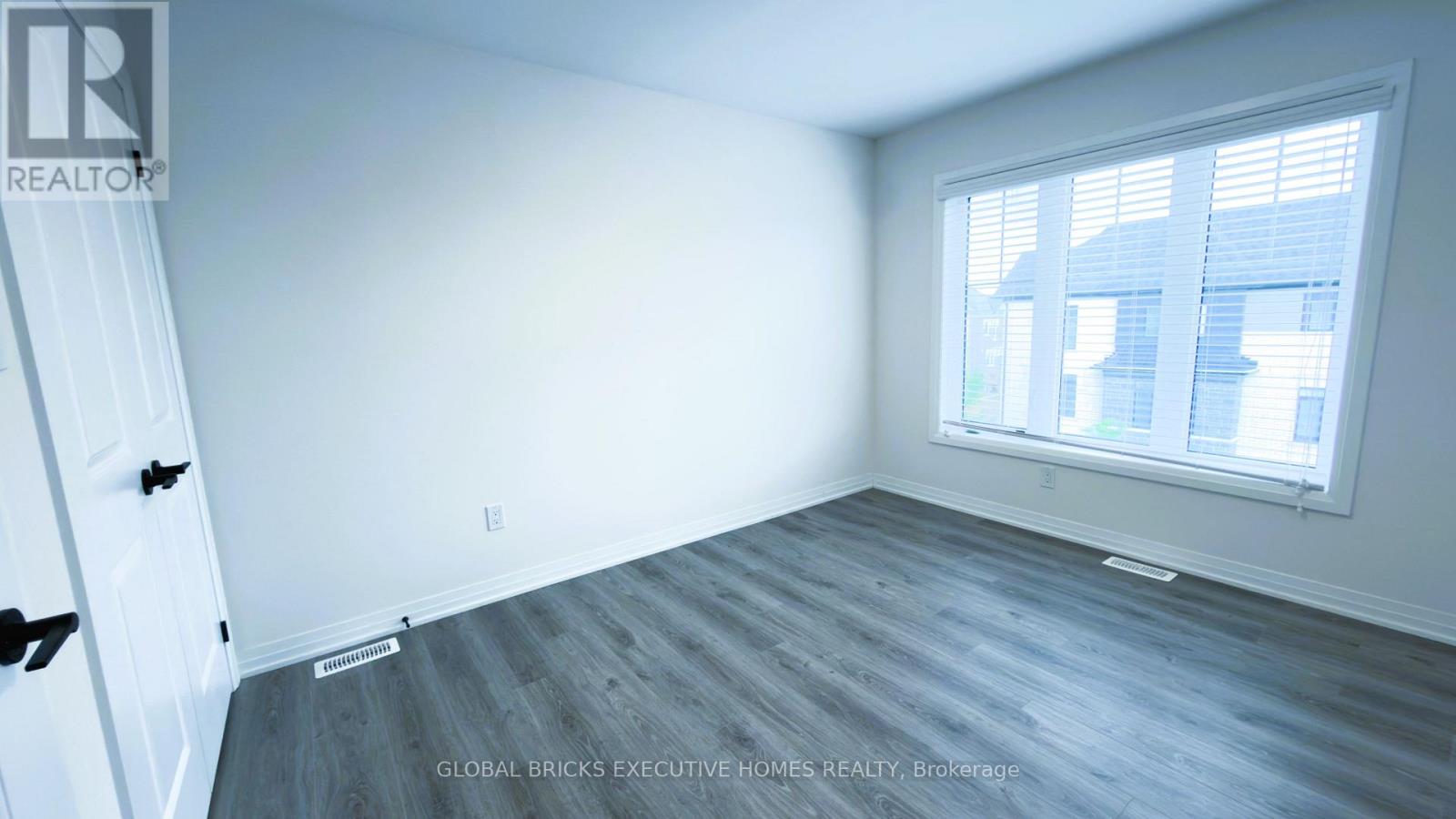 42 AMBEREEN PLACE E - 16