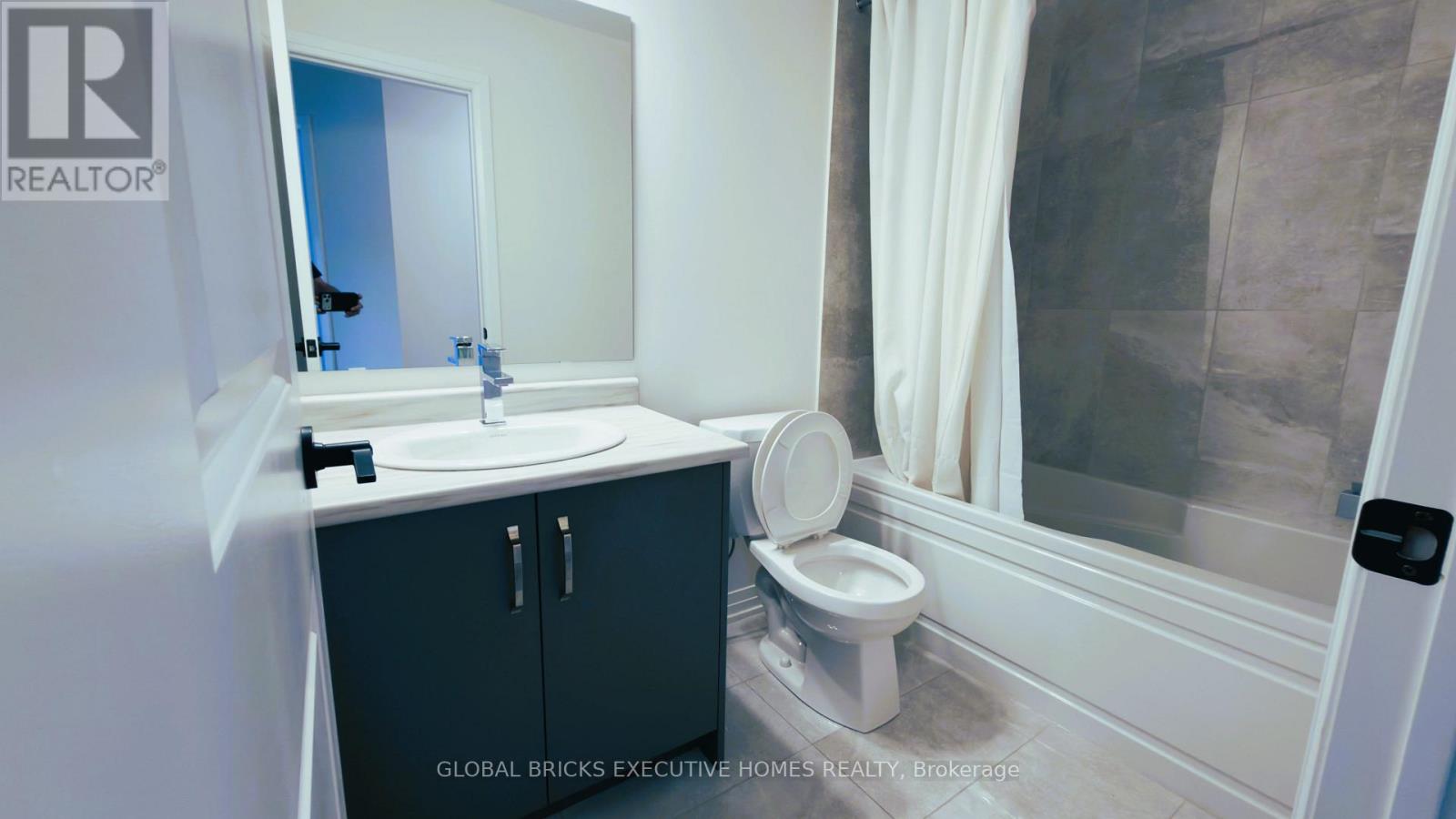 42 AMBEREEN PLACE E - 17