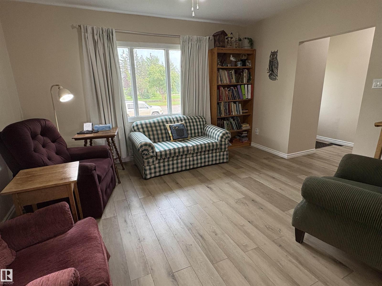 5308 50 St - Image 4