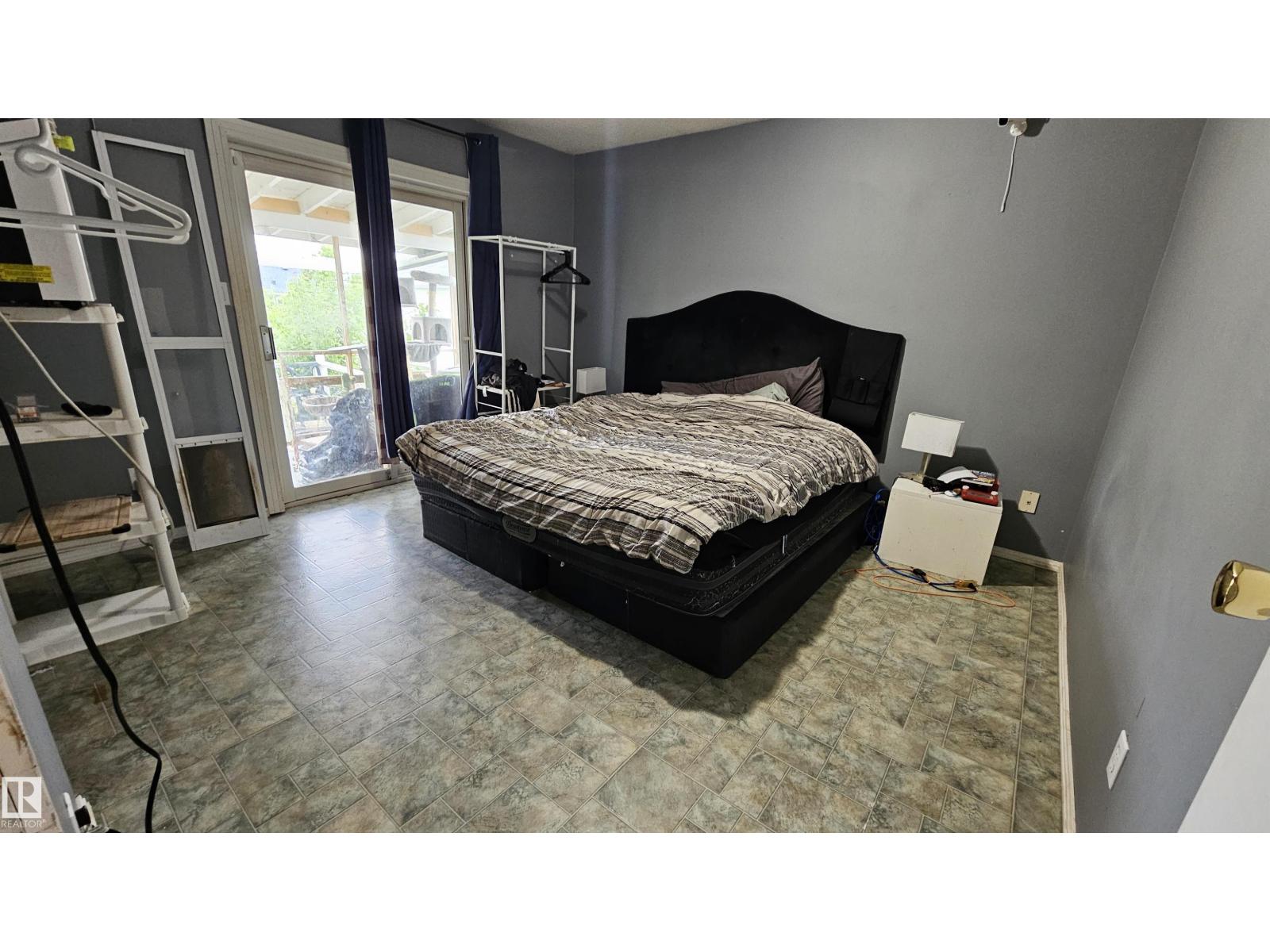 5826 49 ST - 10