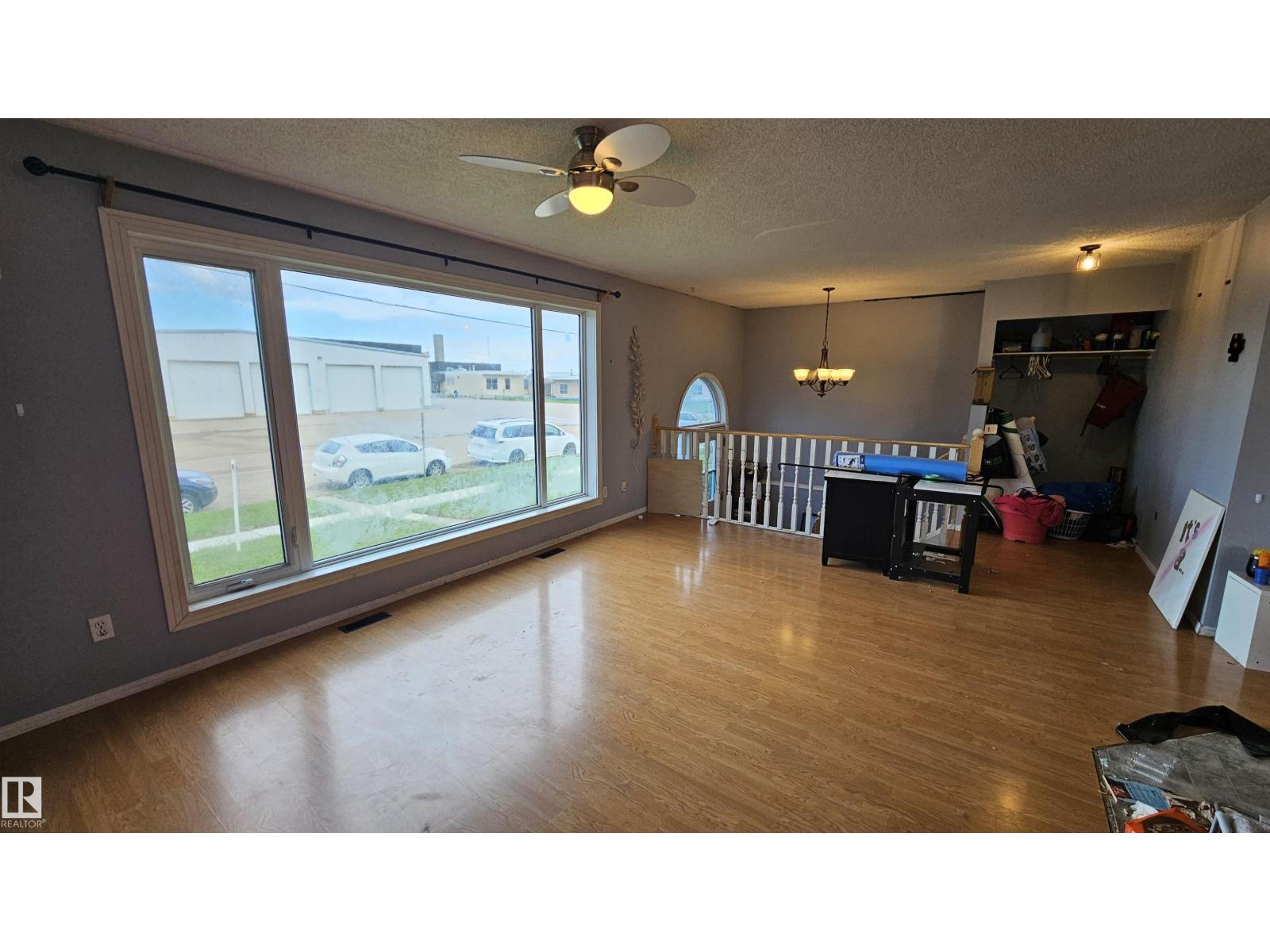 5826 49 ST - 5