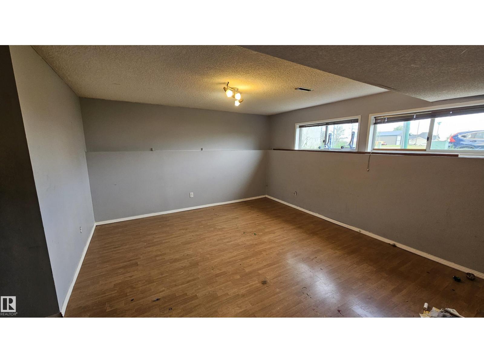 5826 49 ST - 16