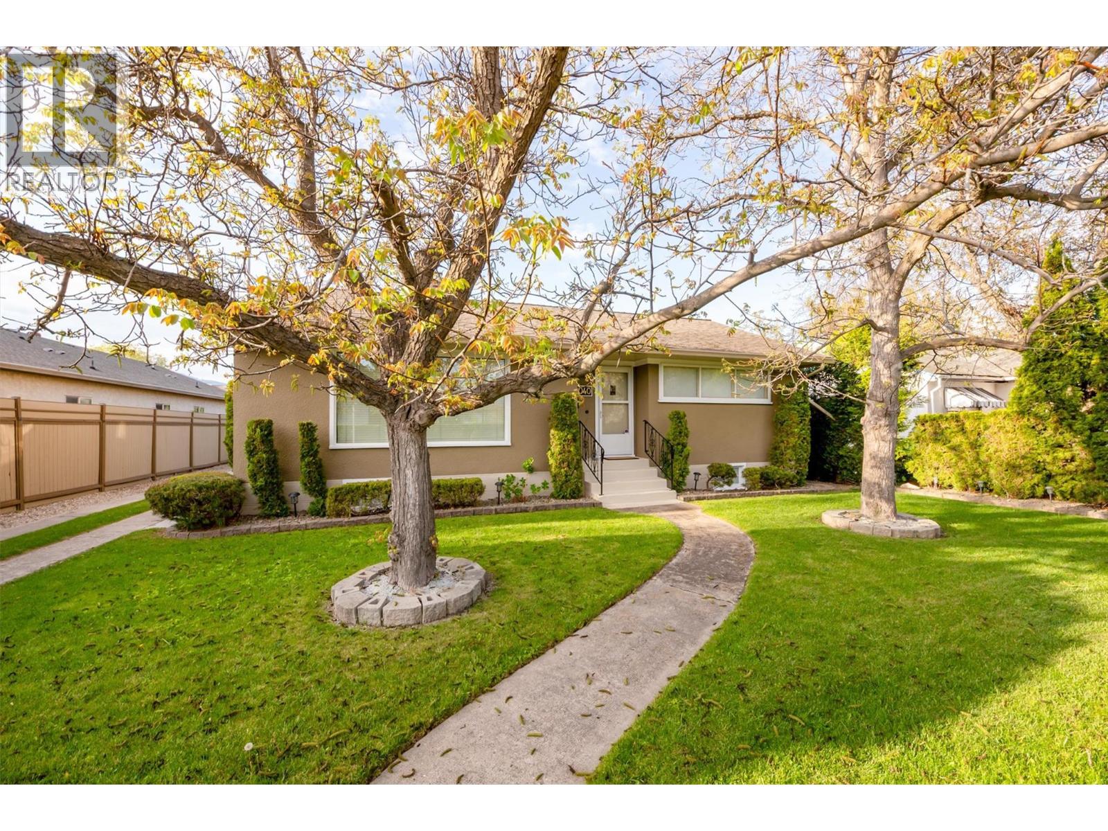 1040 Laurier Avenue - 3