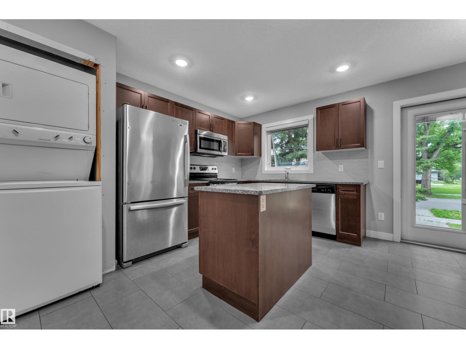12221 117 AV NW - 10