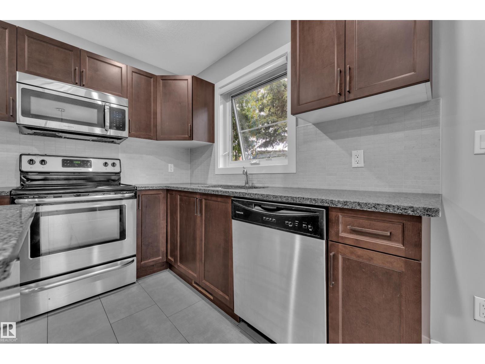 12221 117 AV NW - 9