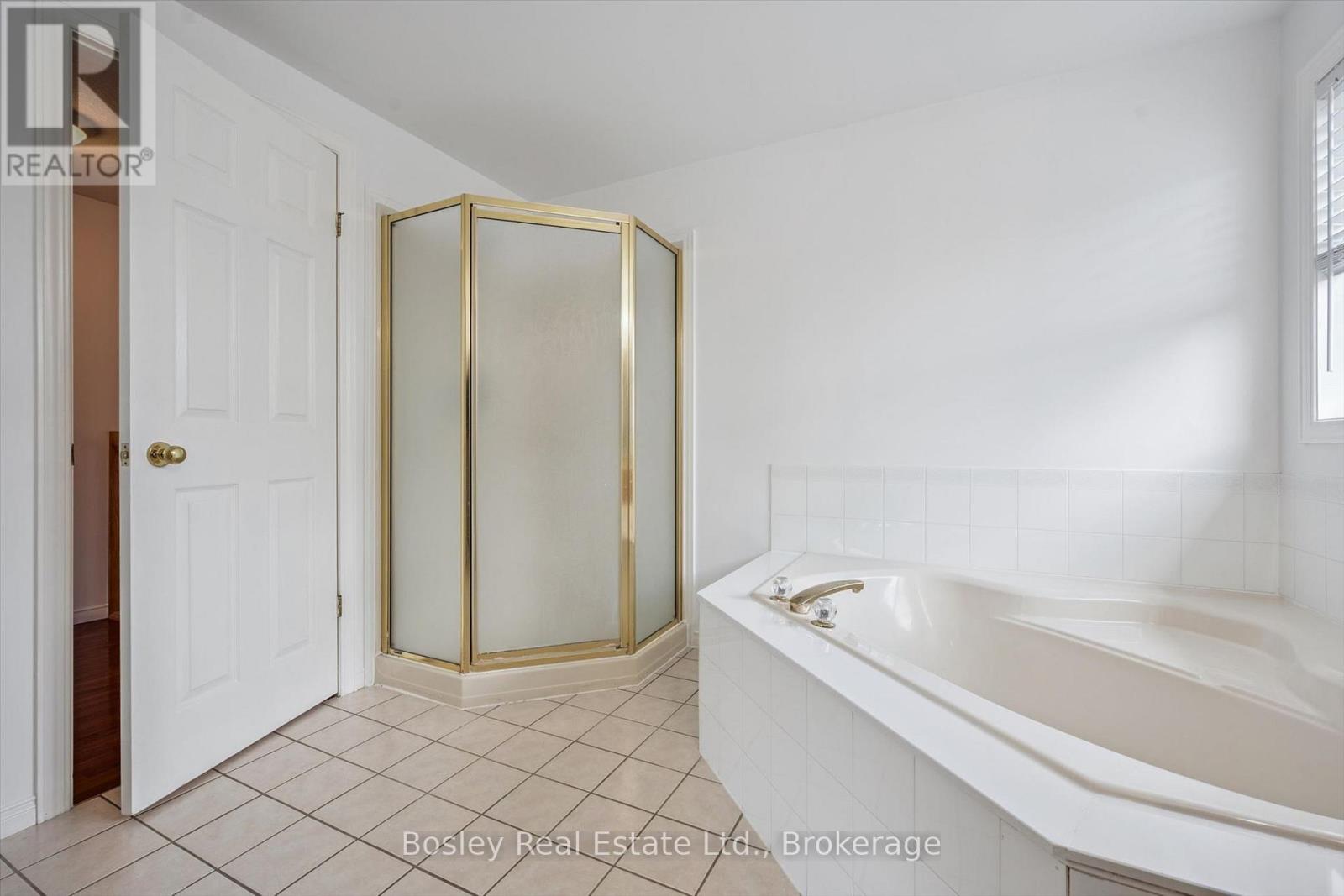 4 HAYWARD CRESCENT - 18