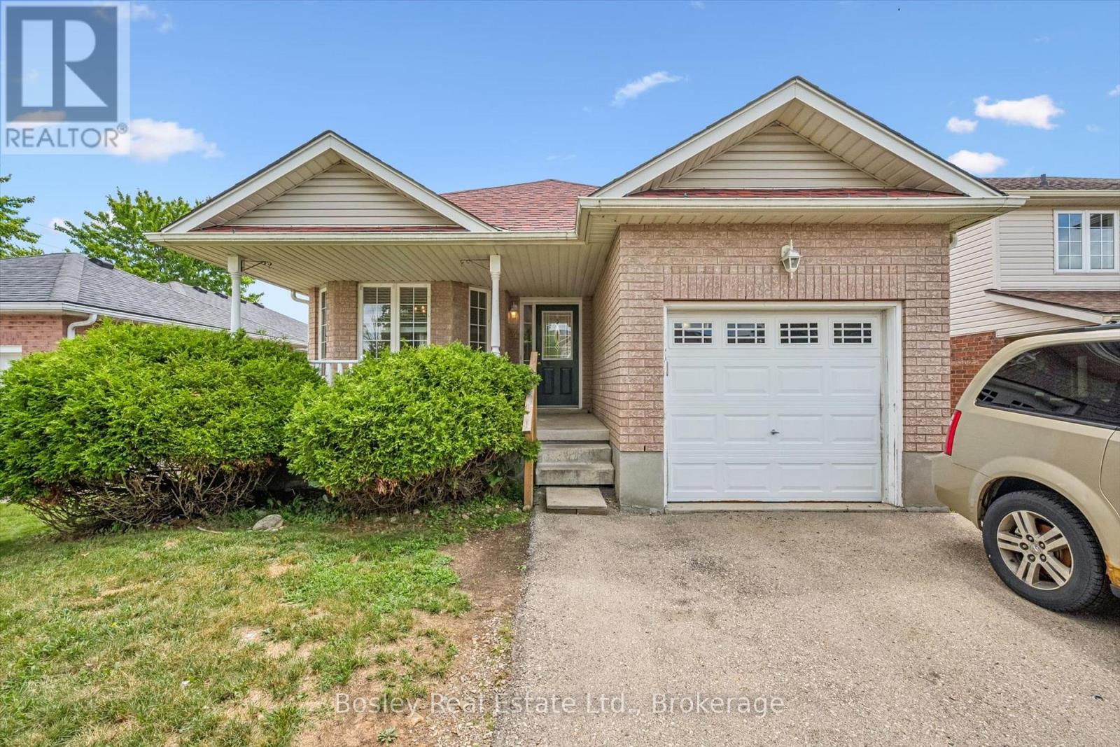 4 HAYWARD CRESCENT - 3