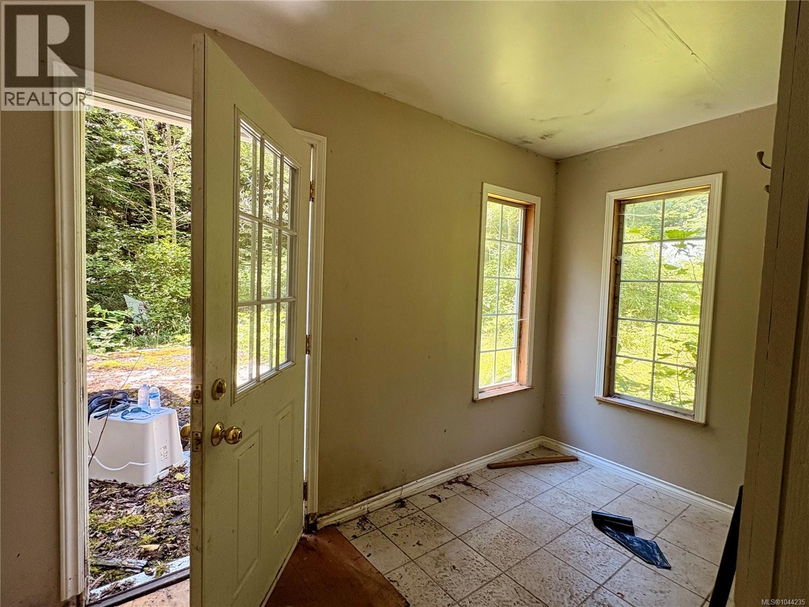 245 Quatsino Rd - 14