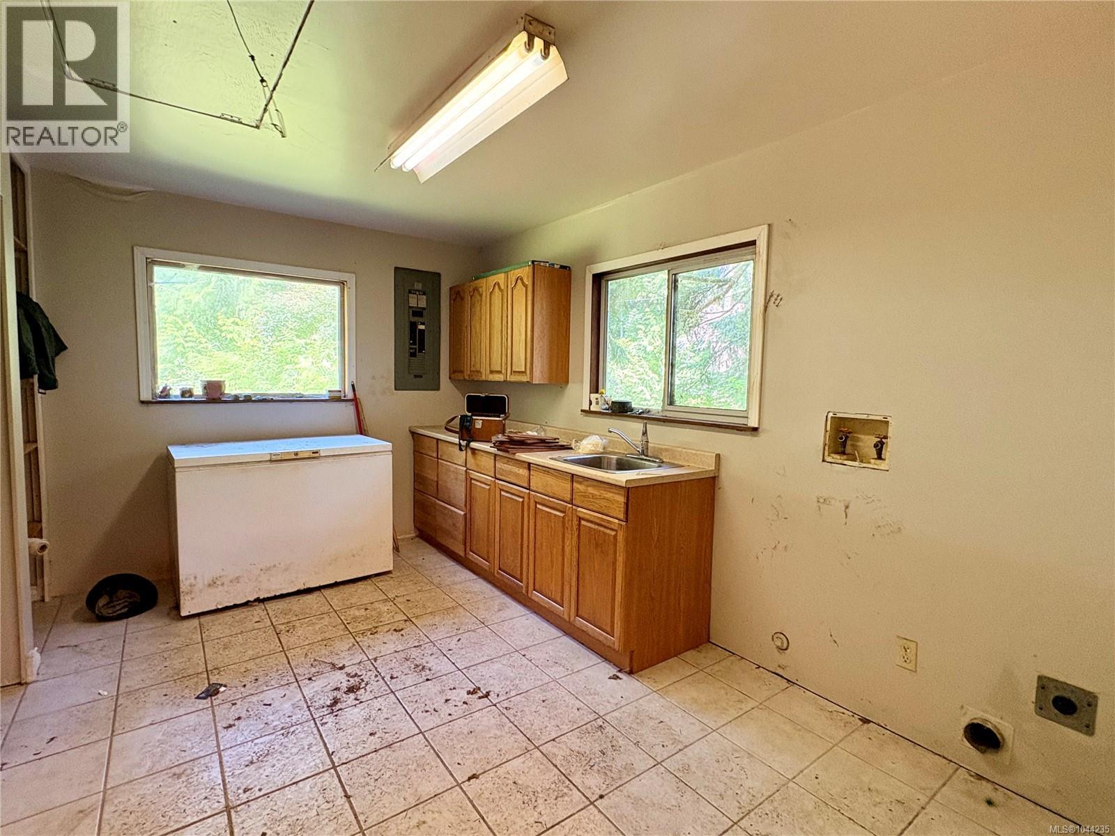245 Quatsino Rd - 15