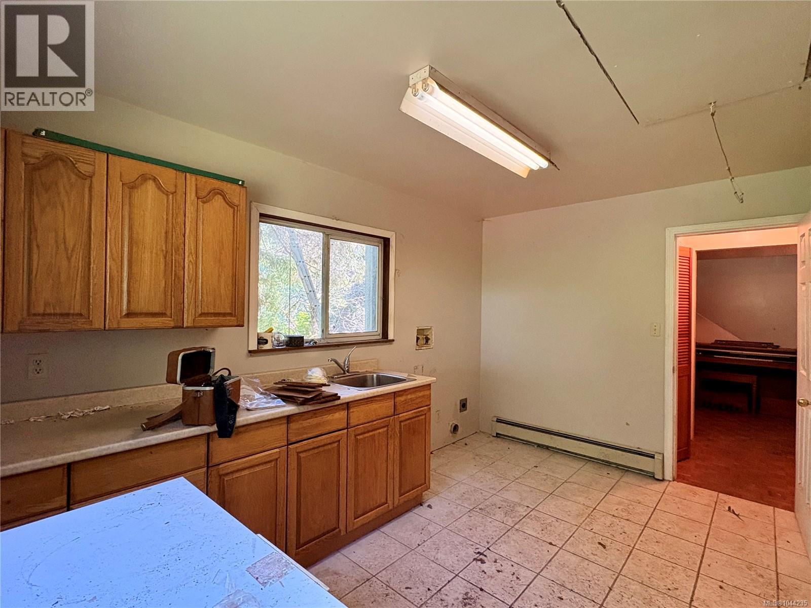 245 Quatsino Rd - 16