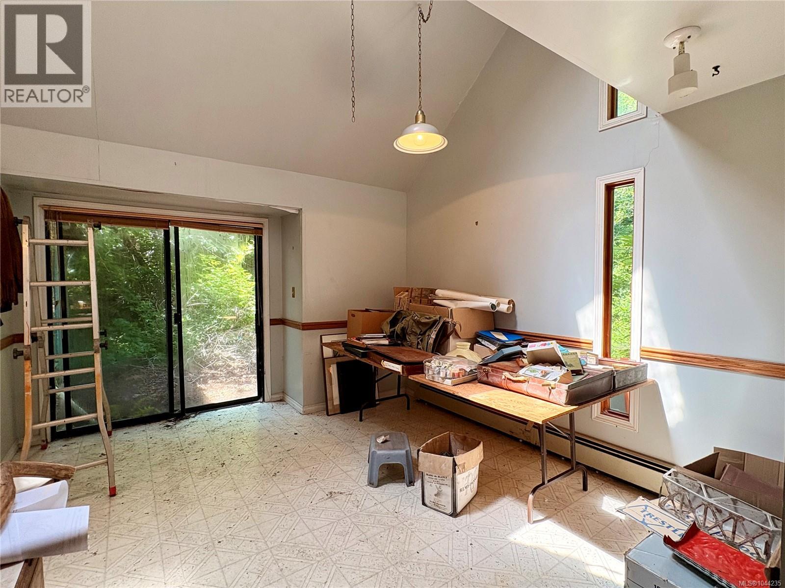 245 Quatsino Rd - 18