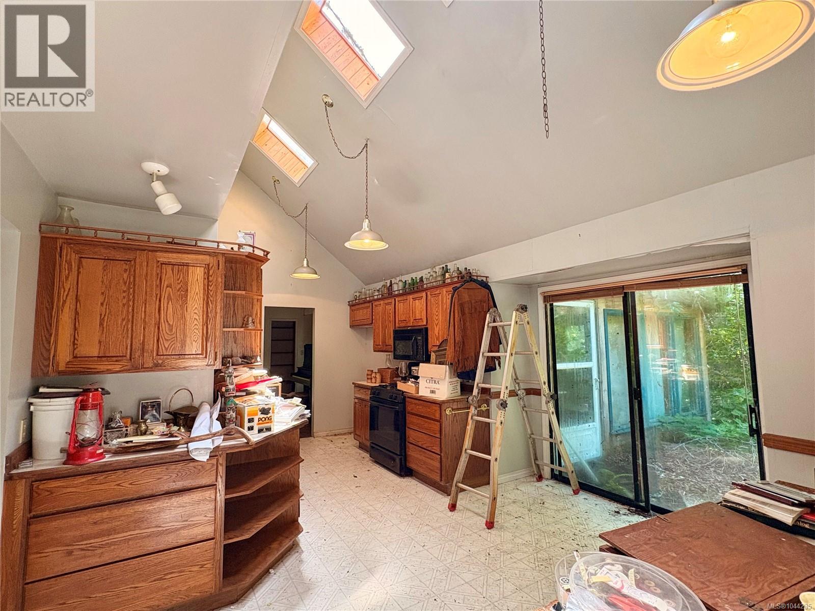 245 Quatsino Rd - 21