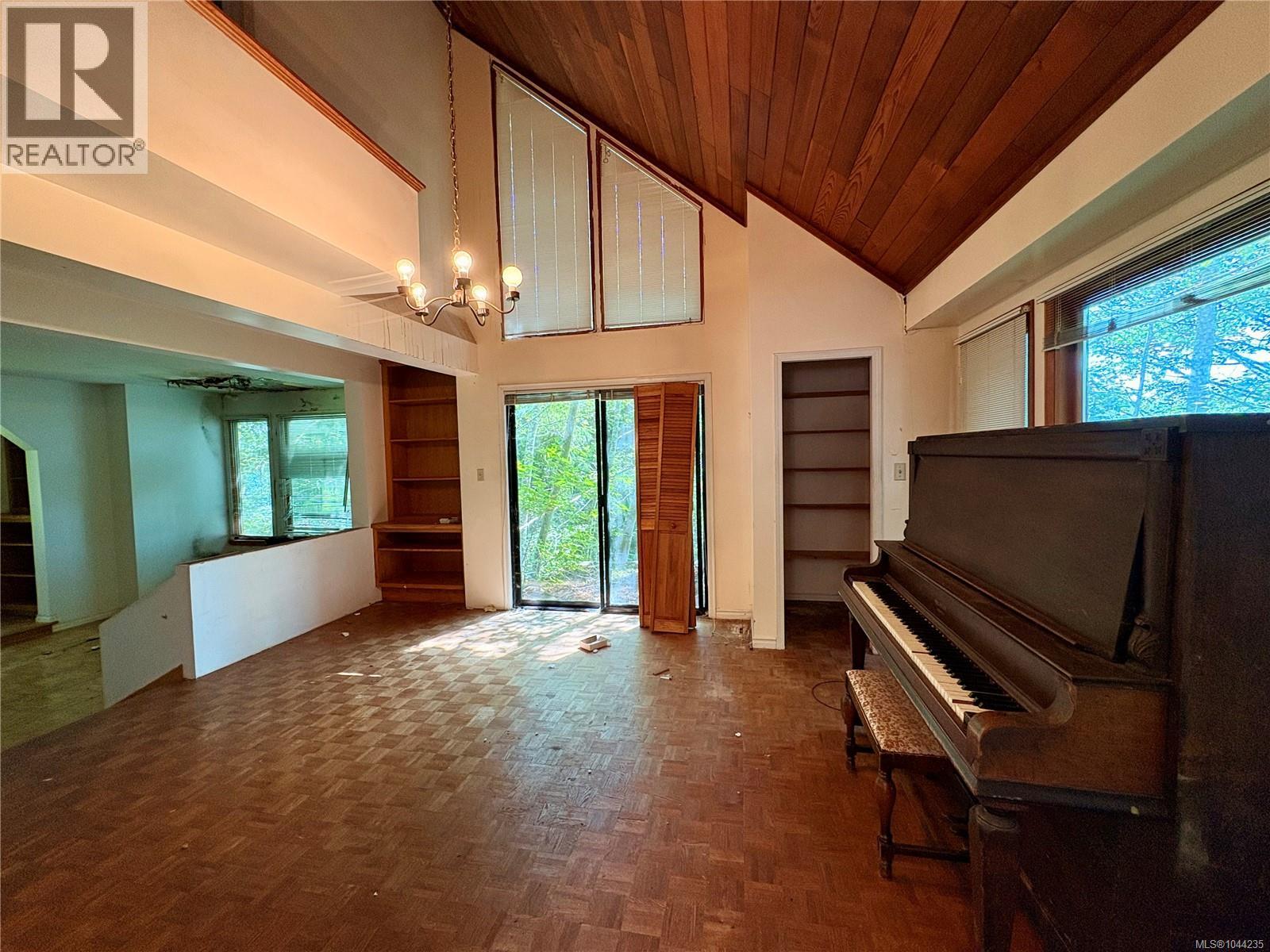 245 Quatsino Rd - 22