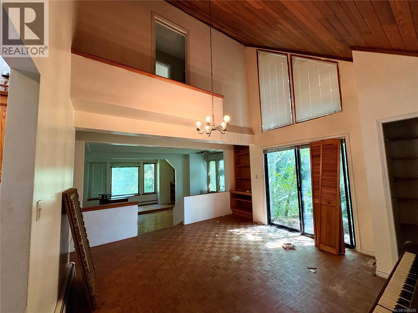 245 Quatsino Rd - 23